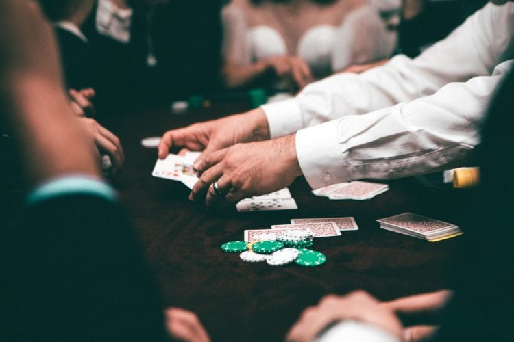 Cómo repartir partidas de póquer - Reglas del juego